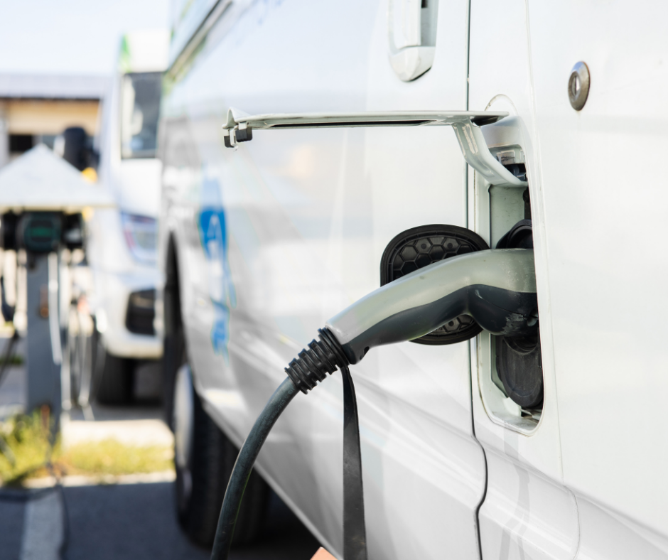 elektrische bestelwagen aan laadpaal