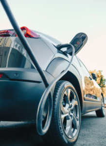 EV aan snellaadstation langs Europese autosnelweg